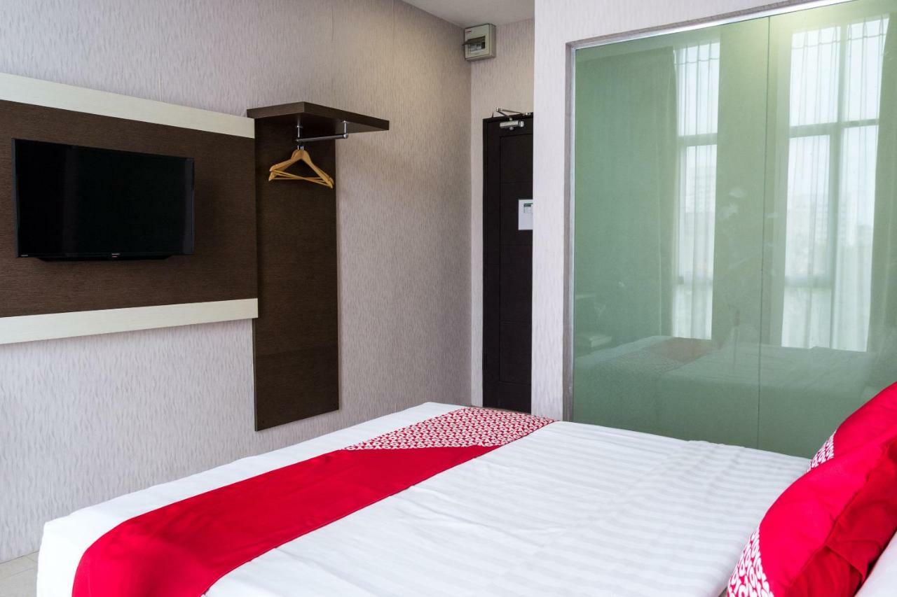 Oyo 676 Hotel Osaka Batam Esterno foto